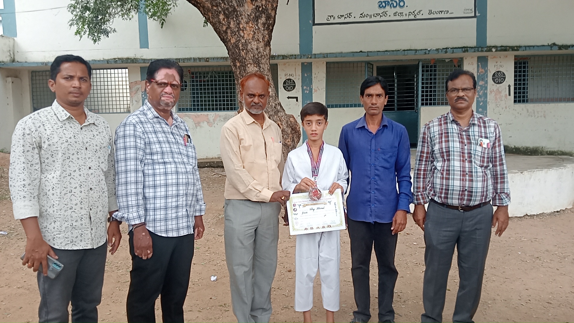 మెరిసిన కరాటే ముత్యం... బాసర లోని ప్రభుత్వ పాఠశాల విద్యార్థి జిల్లా స్థాయి కరాటే పోటీల్లో ప్రతిభ..ఉపాధ్యాయులు సహకరిస్తే రాష్ట్ర స్థాయిలో ఉంటానని ఆవేదన వ్యక్త పరచిన పేరెంట్స్...